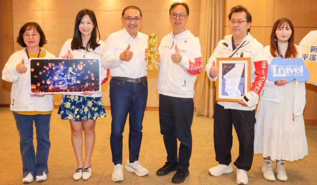 ▲2026新北市平溪天燈節再度於國際舞台上大放異彩,獲「2026泰坦地產大獎—景觀設計類-文化遺產設計」金獎殊榮,並於市政會議進行獻獎。(圖/新北市觀旅局 提供)