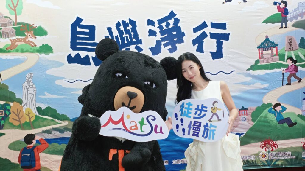 ▲日本藝人大久保麻梨子與觀光署喔熊組長合影留念。(圖/觀光署 提供)