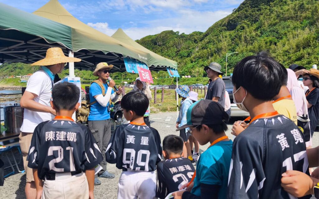 ▲專業環境教育團隊「海湧工作室」講師於現場進行導覽。(圖/新北市觀旅局 提供)