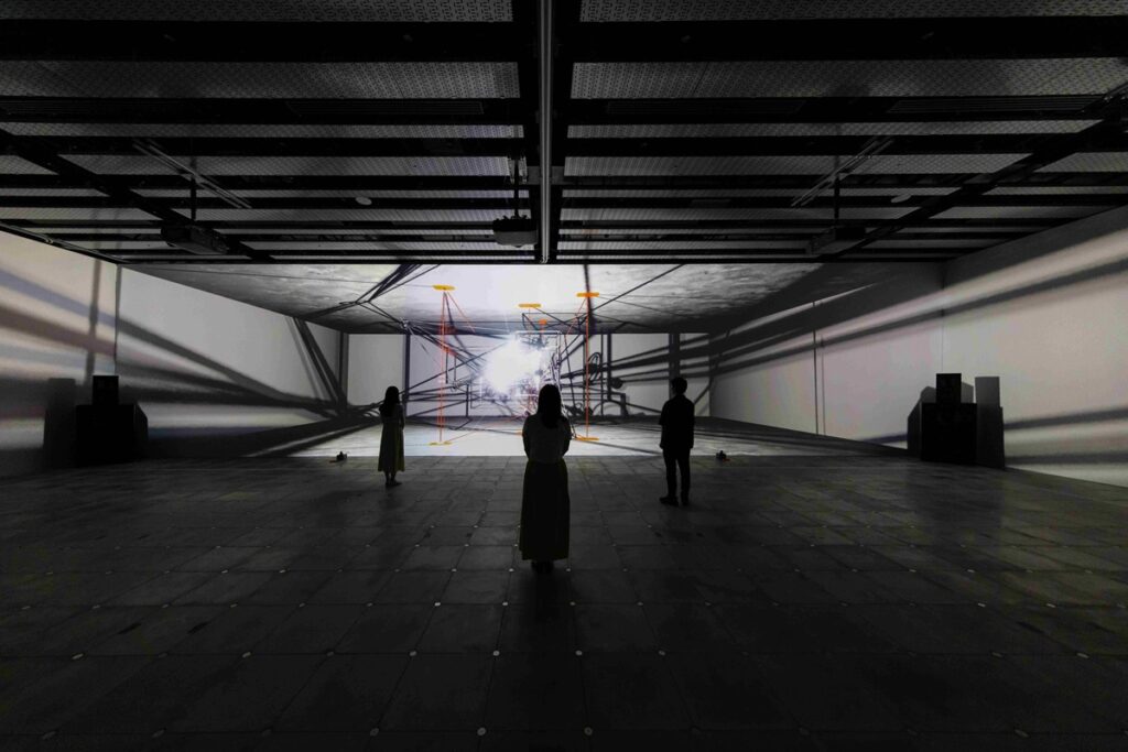 真鍋大度舊作參考，2024年_VS.「Continuum_Resonance_連續共鳴_」展覽現場。_攝影：_Muryo_Homma_(Rhizomatiks)