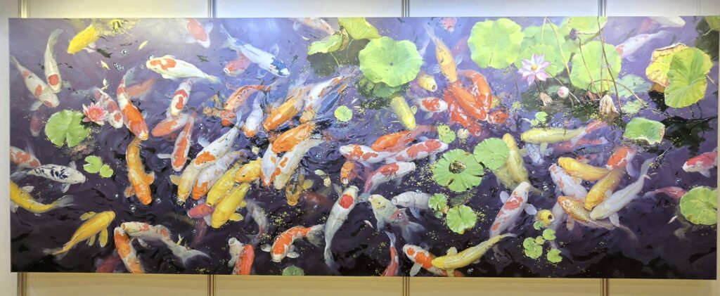 ▲250號的油畫創作,成為展場矚目的焦點。(記者 詹佳綺/攝)