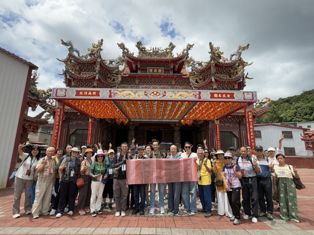 福興宮前大家開心合照。(圖/國父紀念館提供)