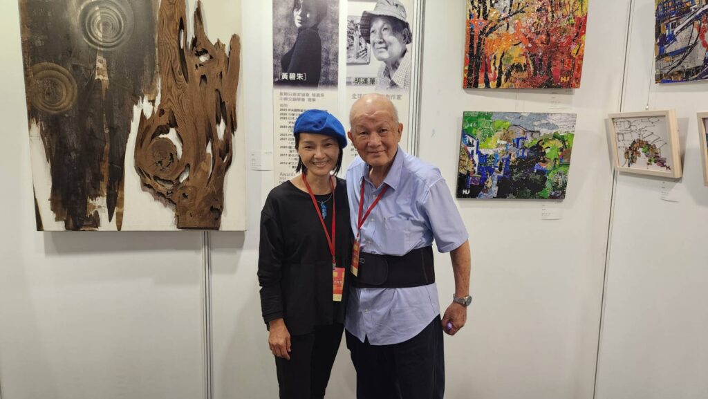 ▲藝術家黃碧朱(左)與胡達華老師的展出作品,彰顯出複合媒材與釘畫間的巧妙對應關係,延伸了觀賞的視覺感。(記者 詹佳綺/攝)