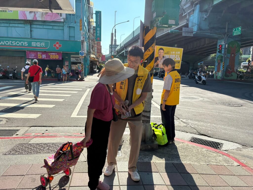 ▲在士林延北路六段路口遇到了年長婦女,謝閔弘也不忘趨前請安問好,並介紹自己。(圖/謝閔弘團隊 提供)
