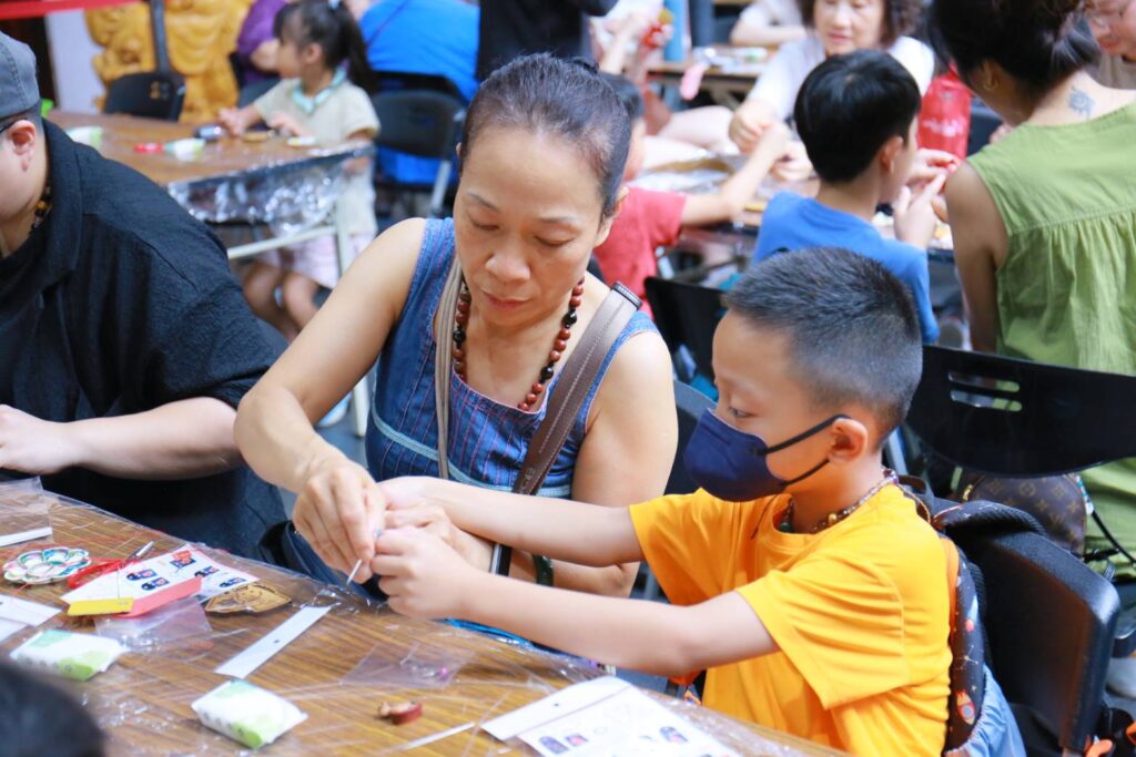 ▲大小朋友動手DIY，完成作品帶回家做紀念。（圖/臺北市商業處 提供）