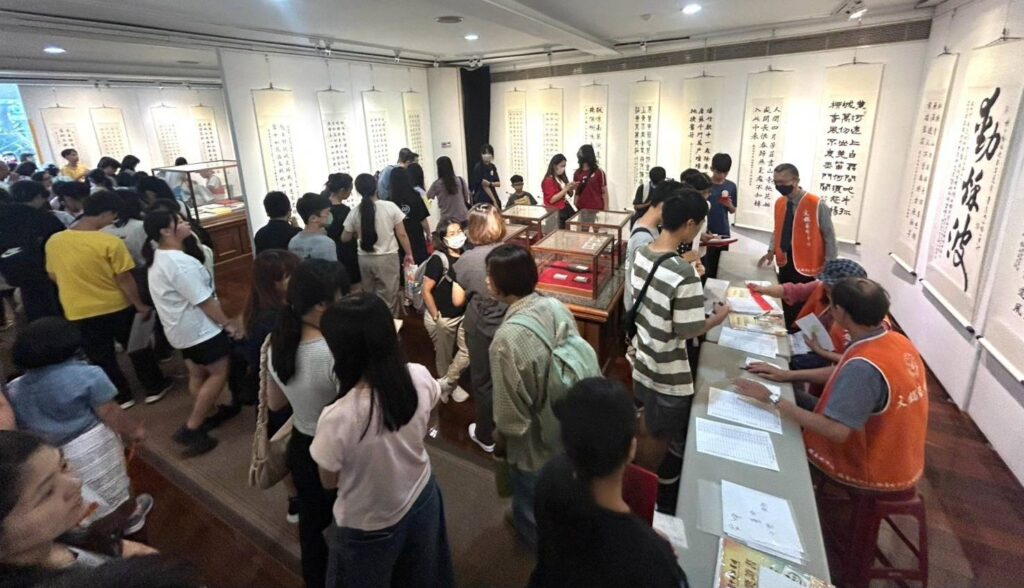 ▲出席中華翰墨情書法活動頒獎與展覽的學生與家長們,踴躍出席活動,並與書法界人士交流聯誼,場面熱烈。(圖/中華書學會 提供)